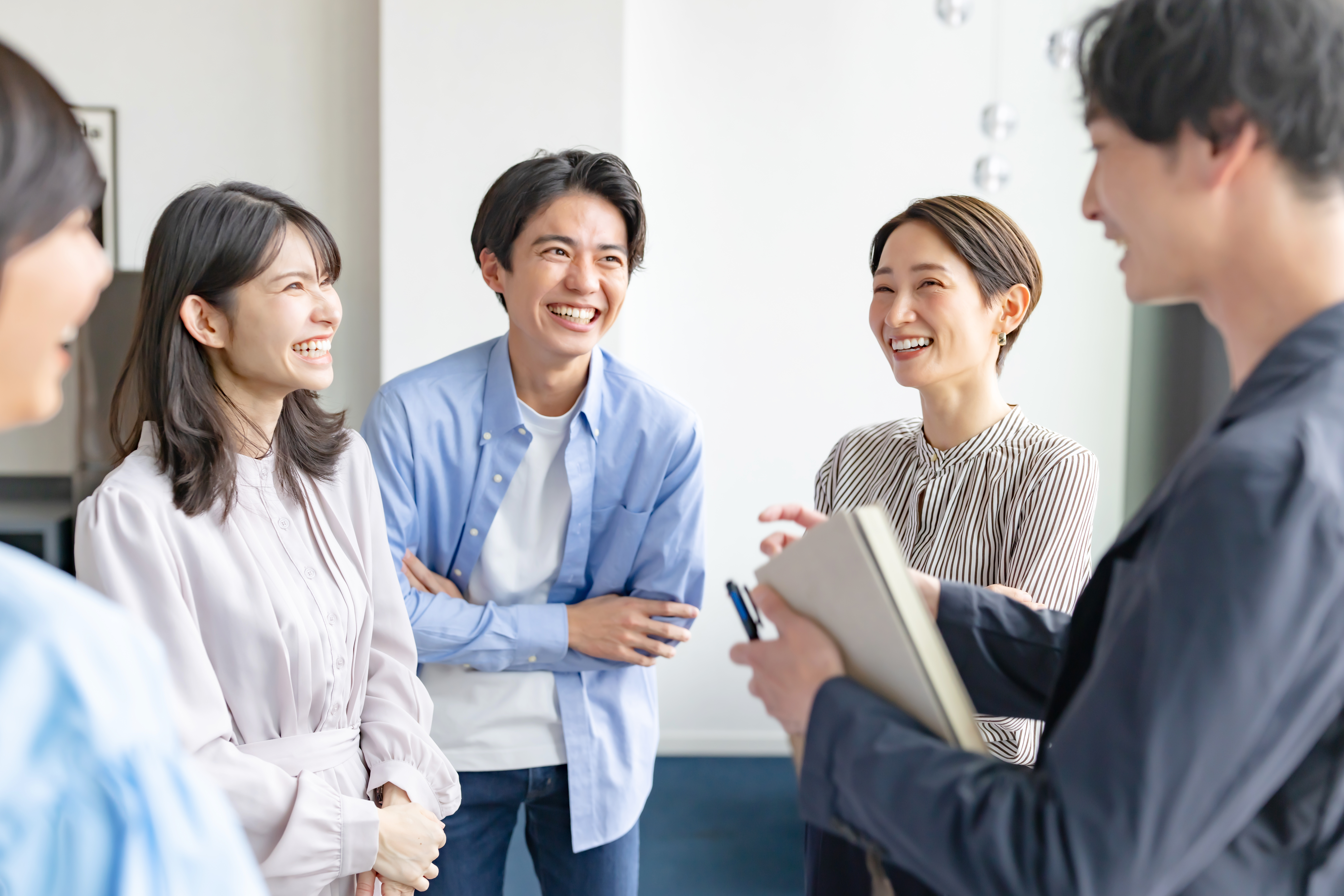和やかな雰囲気の中で笑顔を交わす社員たち