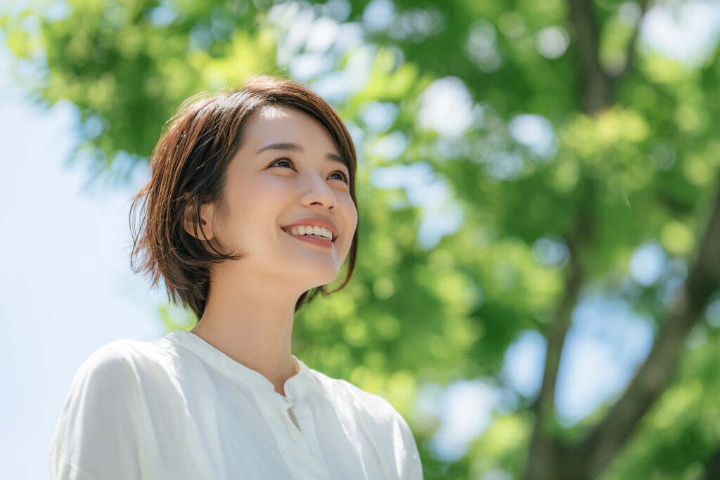 笑顔で空を見上げる女性