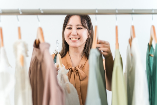 似合う服を選ぶ女性